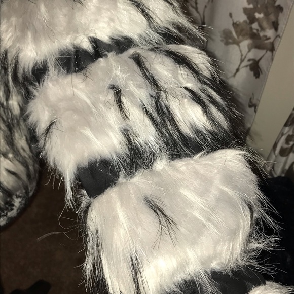 NWOT Faux Fur Small Sexy warm jacket forever21 - Picture 6 of 6